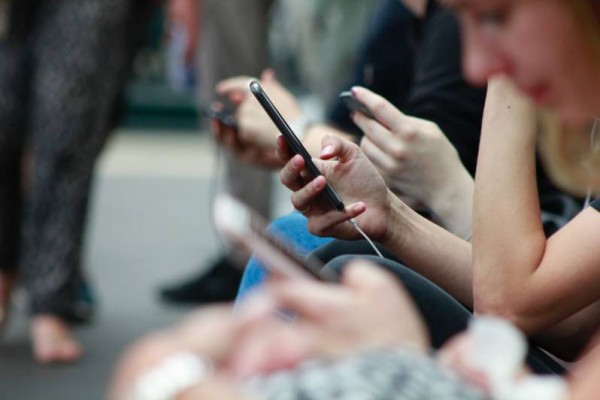 People om smartphones, social media